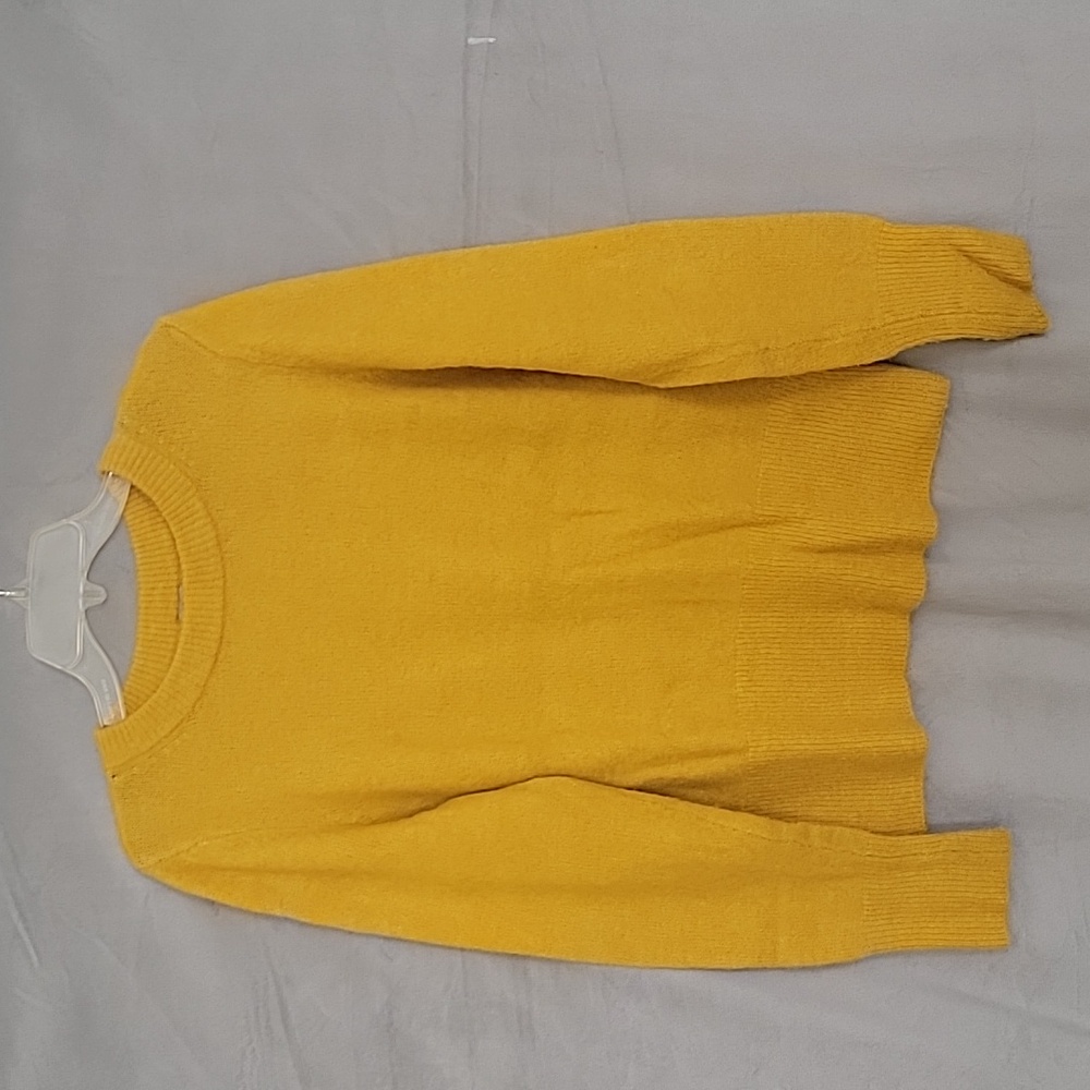 H&M Crew Neck Long Sleeves Sweater, Color Mustard, 13% Aplaca, 13% Wool, Size M